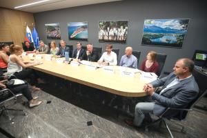 PODPIS POGODBE 01 FOTO STA